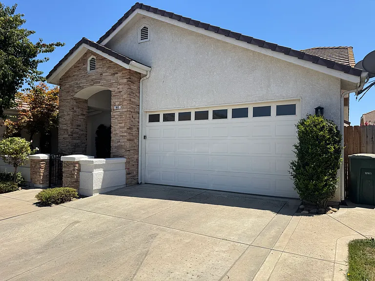 845 E Green Acres Dr — Photo 3