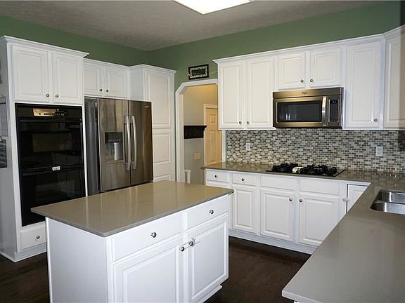3rd image of 8835 Chaucer Blvd