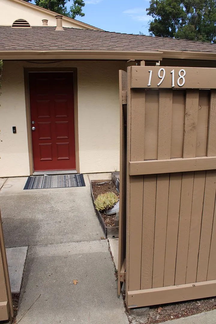Adorable and Updated 2 Bedroom, 1 1/2 Bathroom End Unit in Sunset Park with Garage and Amenities! — Photo 2