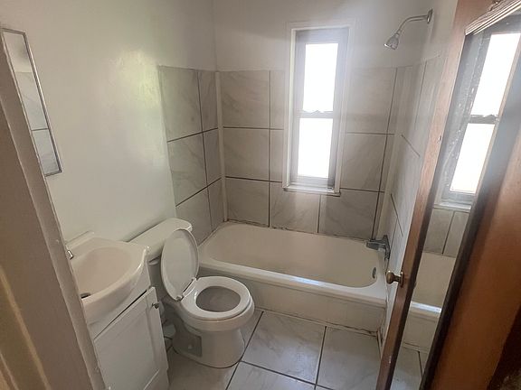 5th image of 151 Niagara Ave APT 4