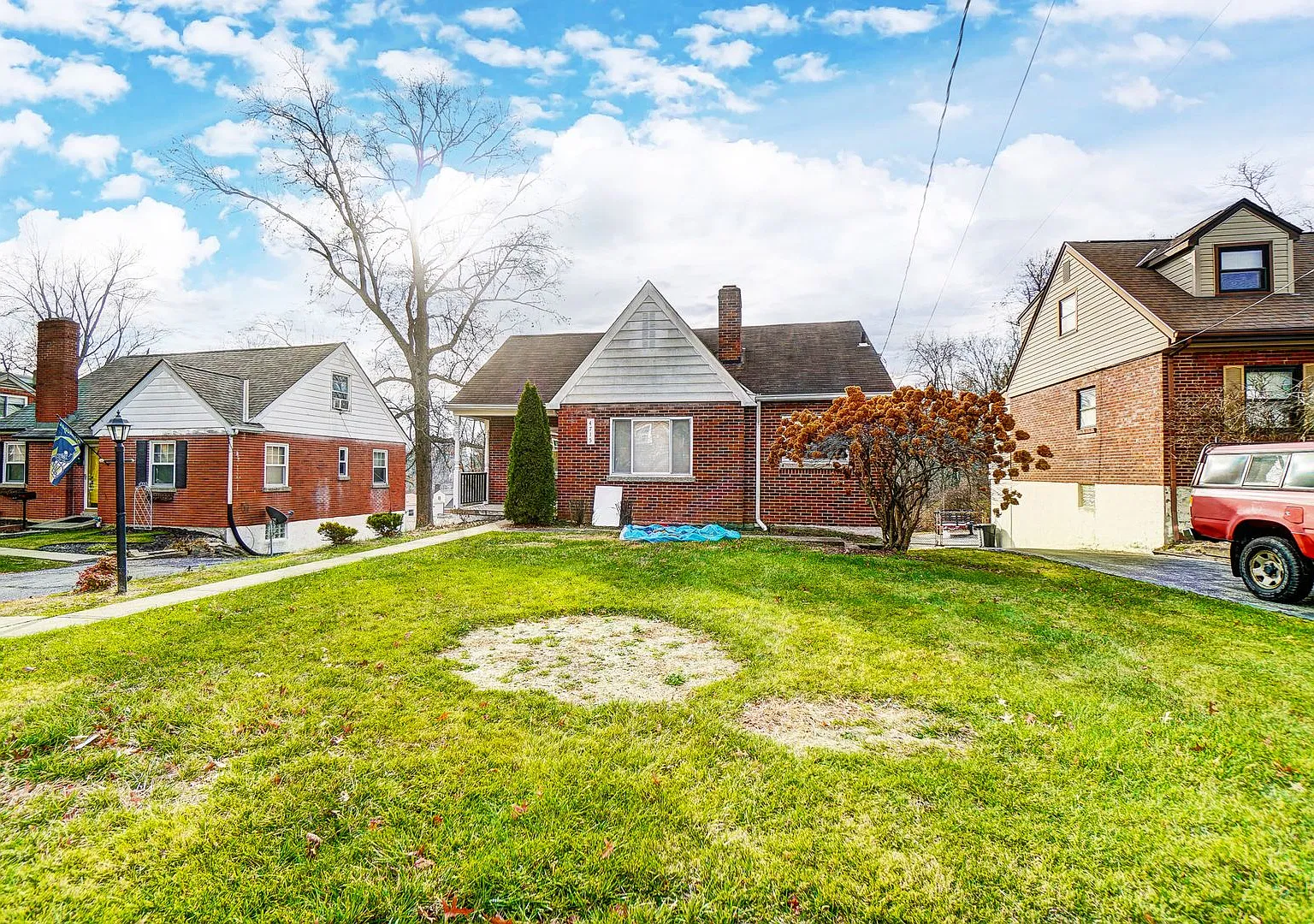 2 Bedroom, 1 Bathroom with Large Backyard! — Photo 3