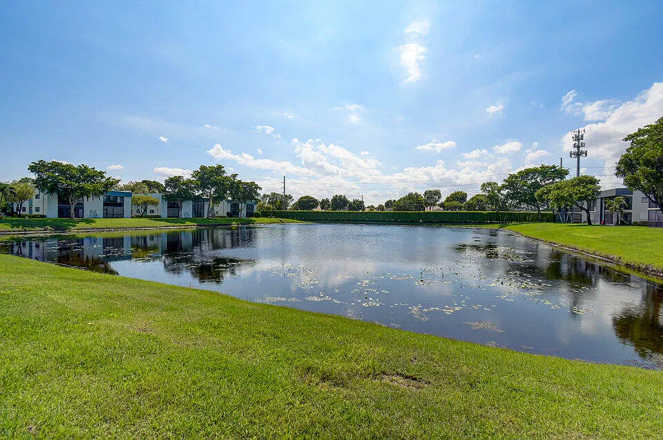 2 bed, 2.0 bath, 955 sqft, $1,900 — Photo 2