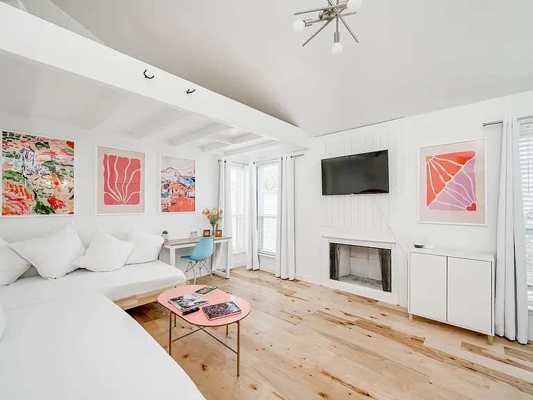 1000 W 26th St #208 — Photo 1