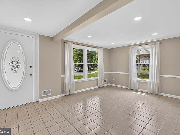 7027 Jefferson Ave — Photo 3