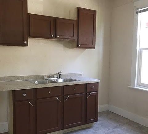 4th image of 327 N Beville Ave