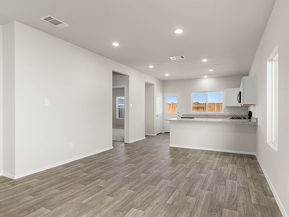 5th image of 318 Jade St