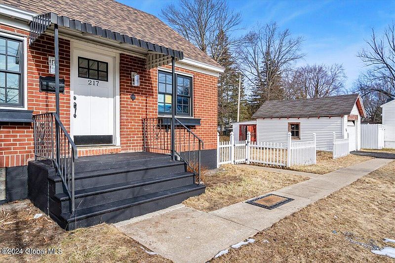 3rd image of 217 Chiswell Road