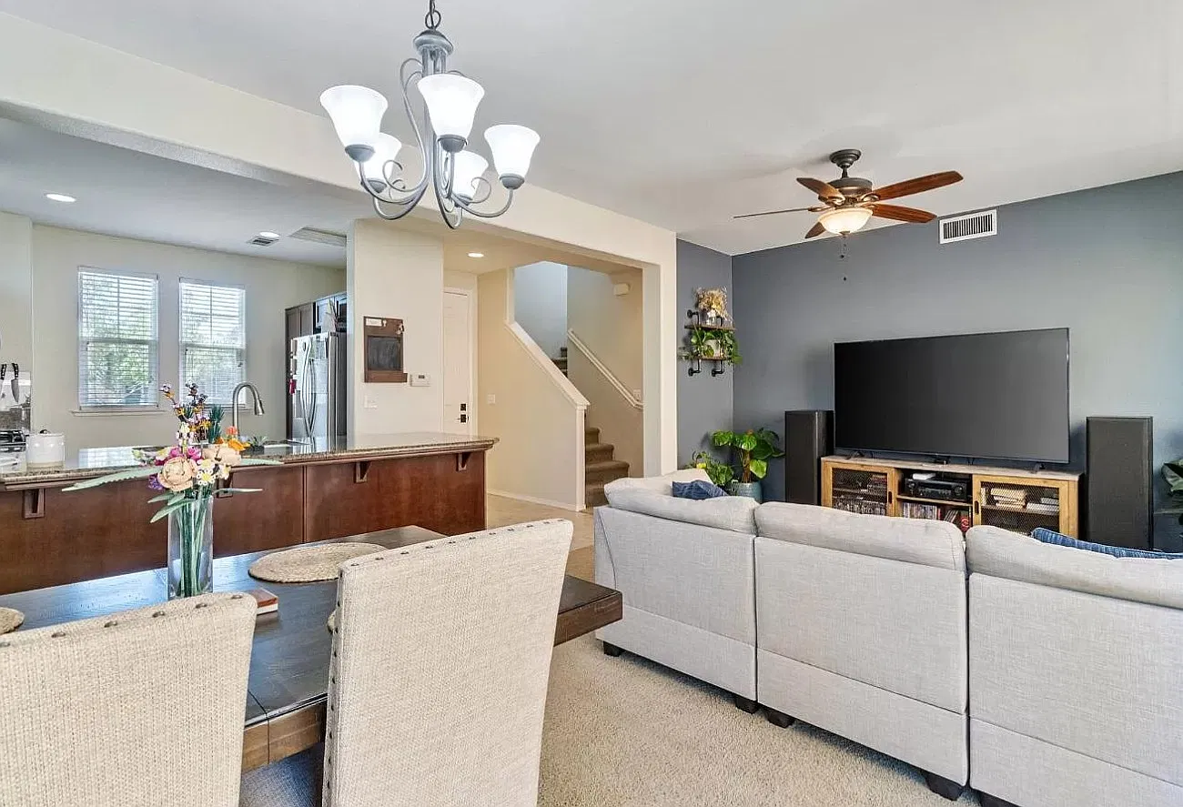 3 bed, 1372 sqft, $2,195 — Photo 4