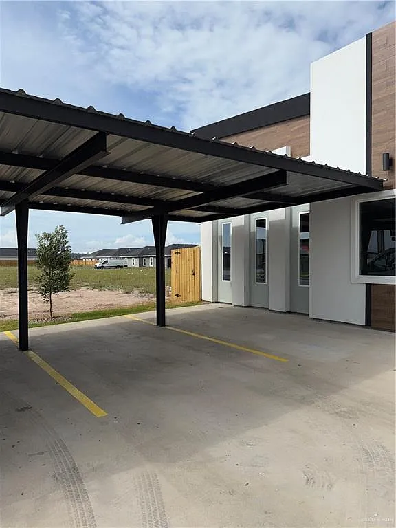 Building Photo - 701 N Onyx Ave #1