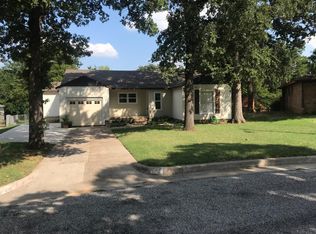 912 Red Oak Ln, River Oaks, TX 76114