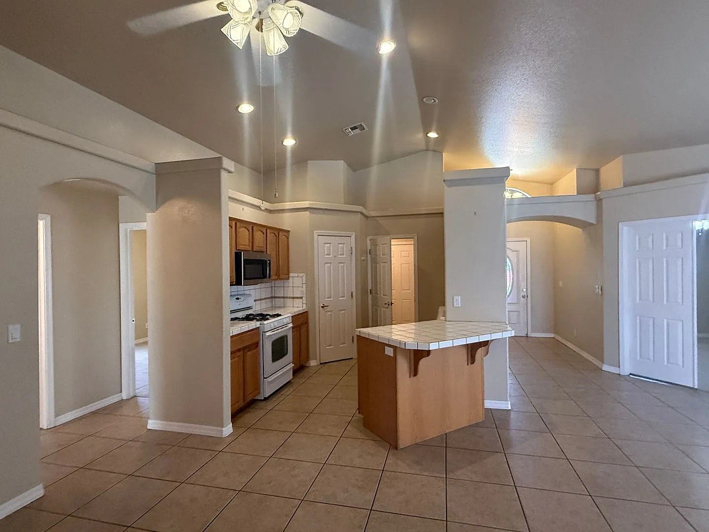 3 Bedroom 2 Bathroom Home — Photo 3