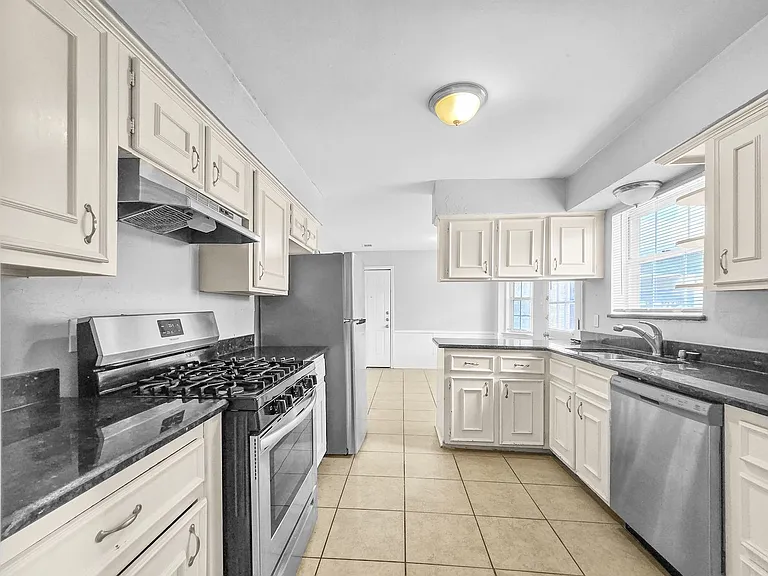 2404 Dalgreen Dr — Photo 3
