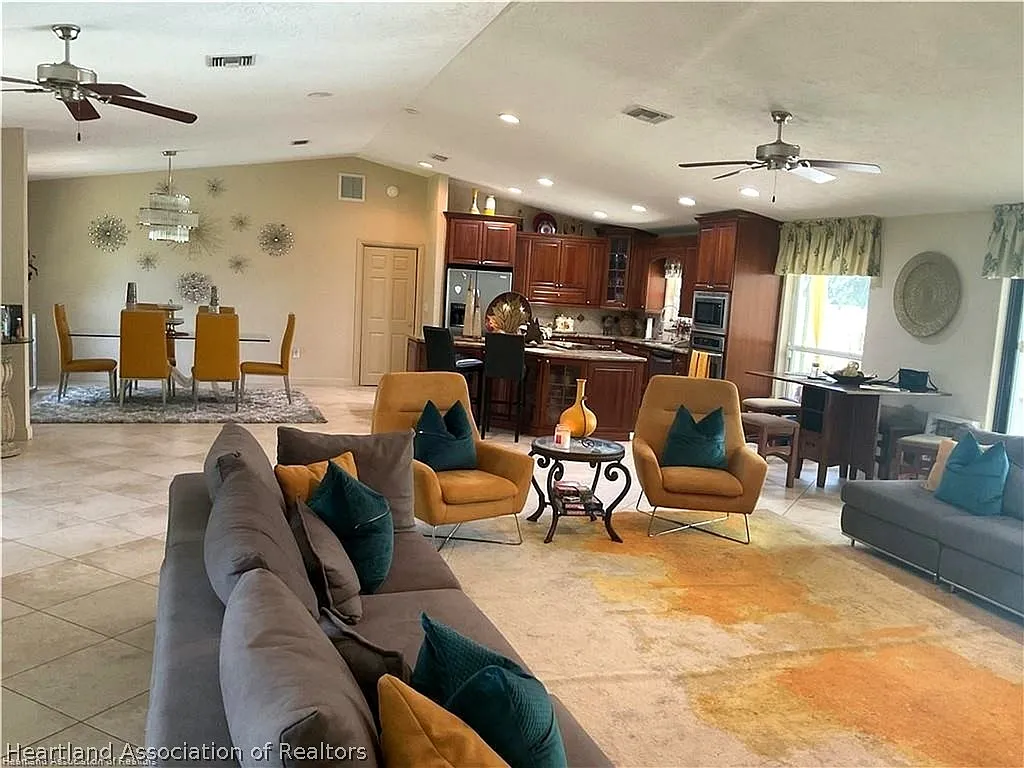 4 bed, 2.5 bath, 3497 sqft, $3,000 — Photo 2