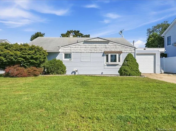 11 Hoover Lane, Bethpage, NY 11714