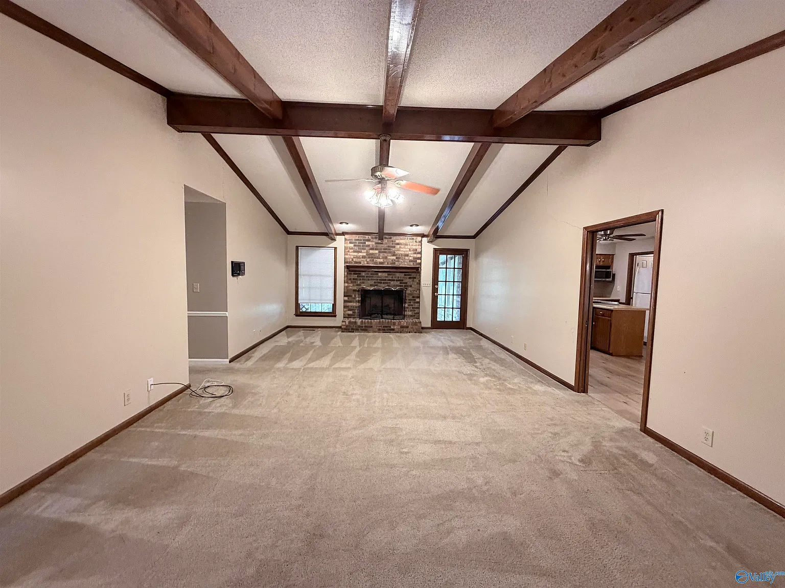 3 bed, 4.0 bath, 1899 sqft, $1,900 — Photo 4