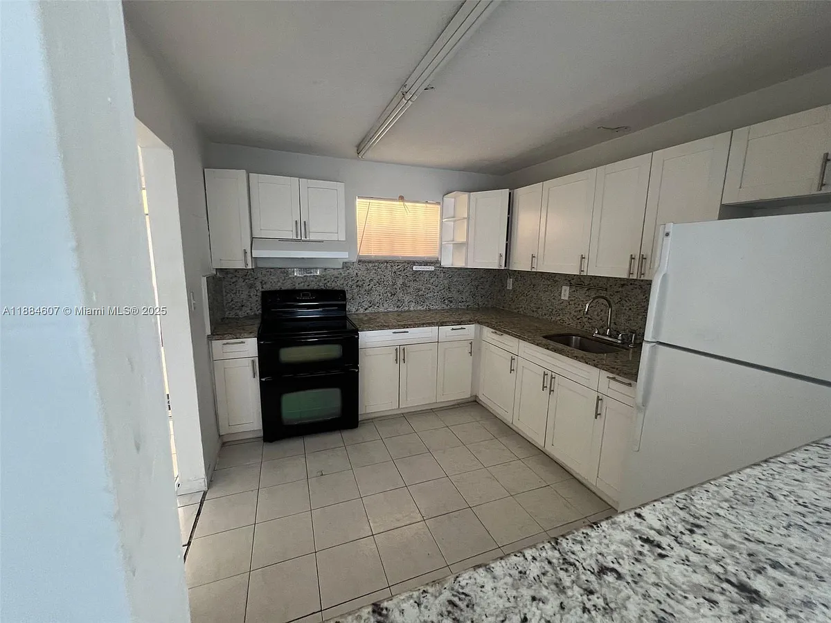 Building Photo - 887 W 29th St #1
