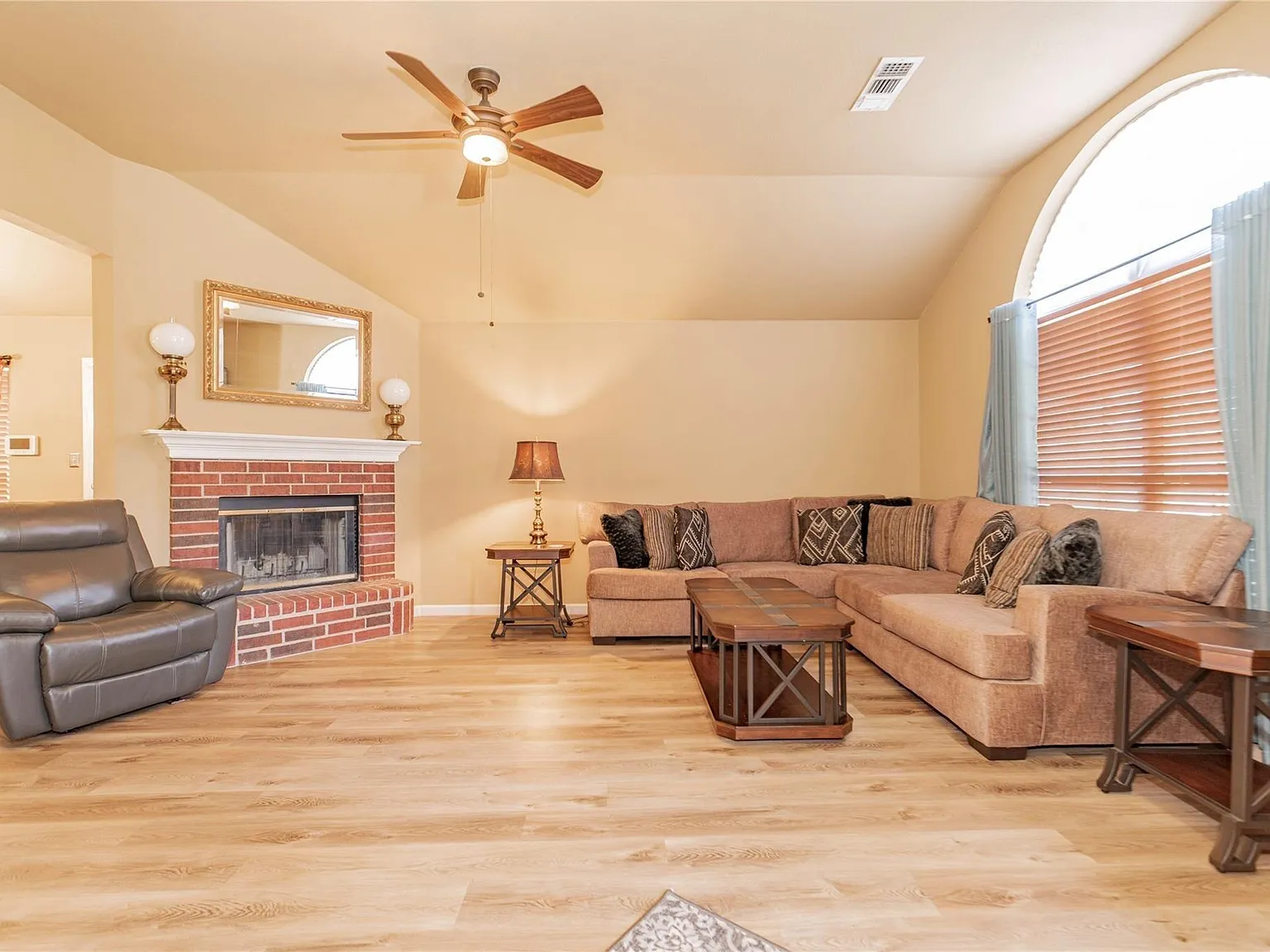 3 bed, 1575 sqft, $2,500 — Photo 2