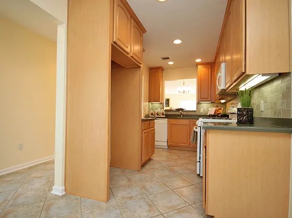 19 Meadow Lakes Dr #2219, Hamburg, NJ 07419