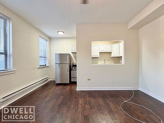 3rd image of 3349 N Marshfield Ave #102