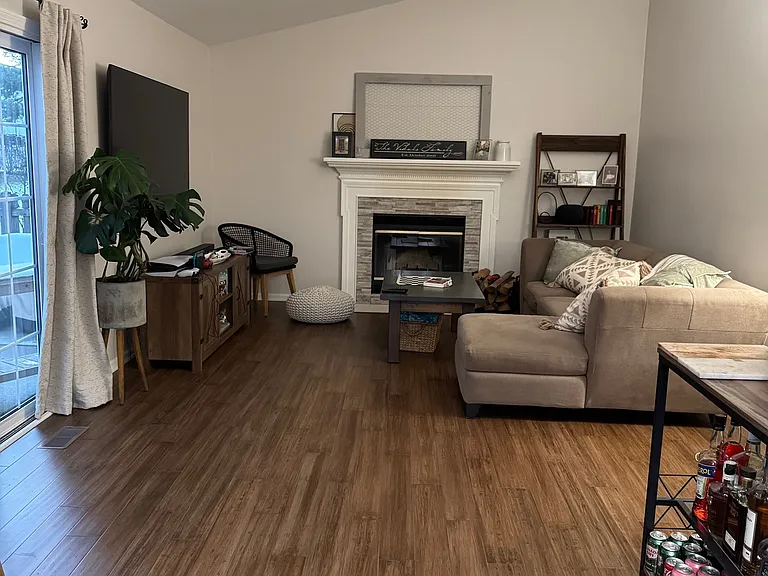 1305 Regent Dr — Photo 10
