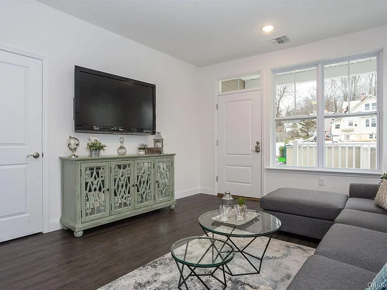 1046 New York Ave #6 — Photo 6