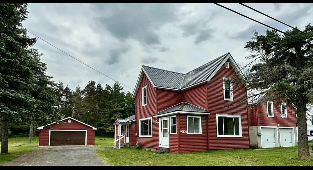 3 bed, 1.5 bath, 2460 sqft, $1,950 — Photo 1