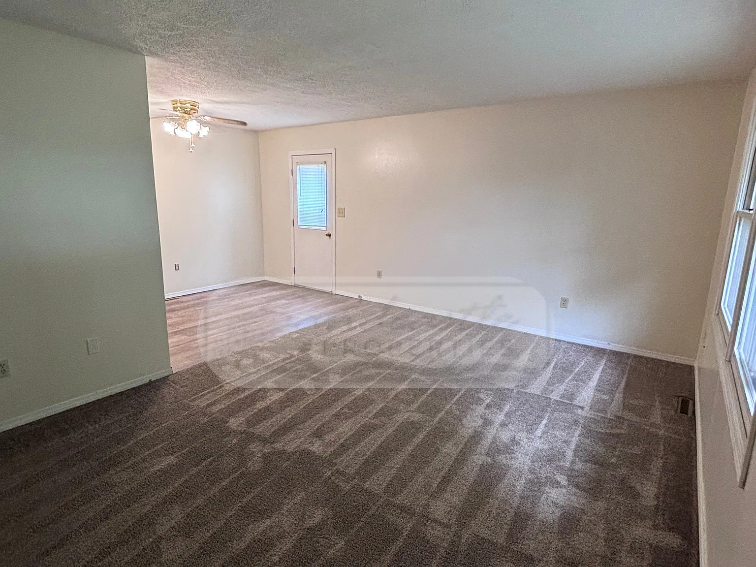 2 bed, 914 sqft, $1,400 — Photo 2