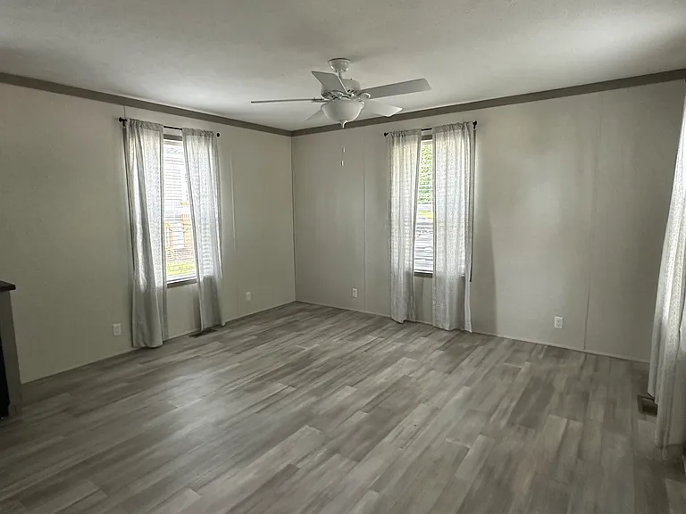 Colonial Manor — Photo 8