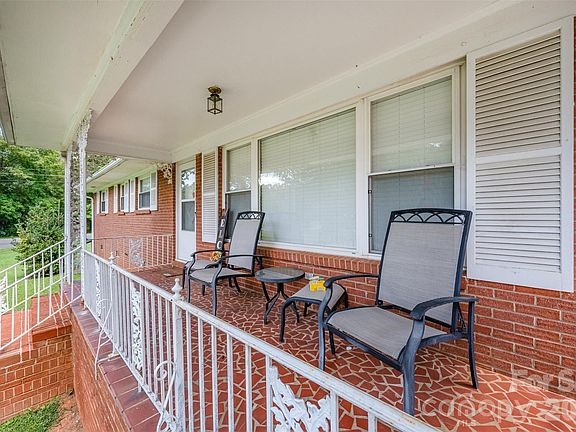 5th image of 2885 Wright Ave