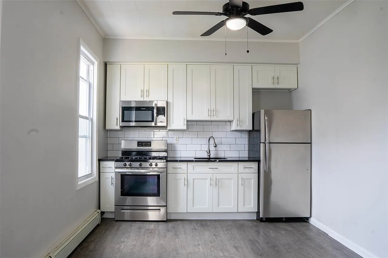 3 bed, 1.0 bath, 2000 sqft, $2,600 — Photo 1