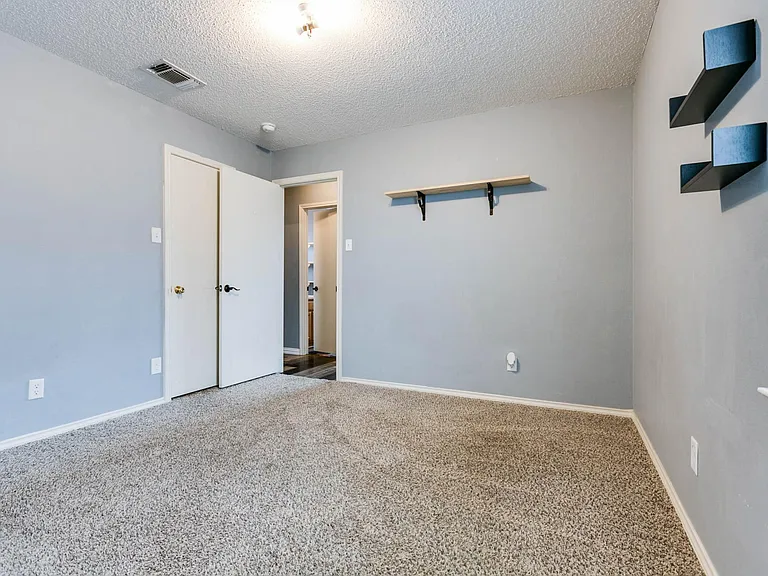 1221 Elmo Ln — Photo 26