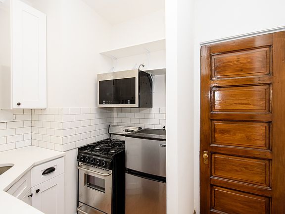 3rd image of 1008-1010 W Altgeld St #2