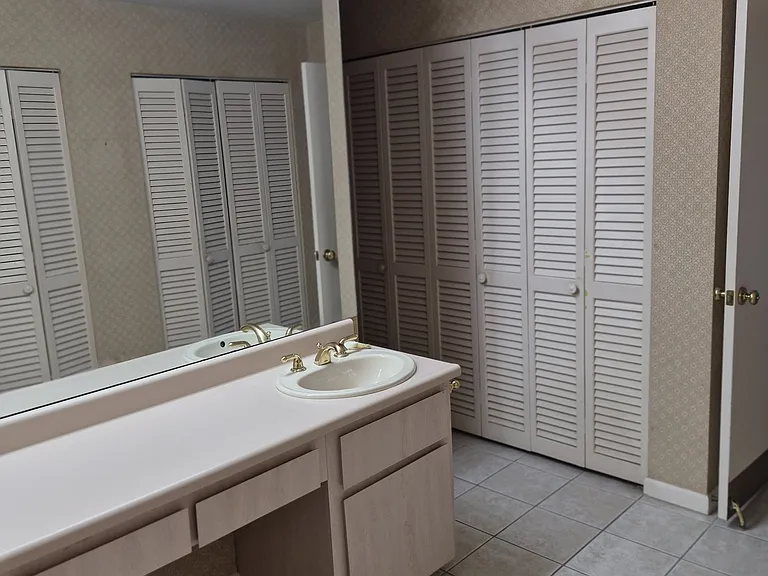 172 Riverside Dr — Photo 10
