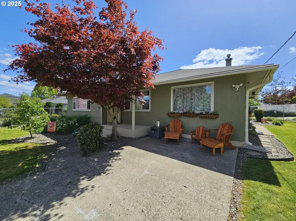 1899 Linnell Ave, Roseburg, OR 97471