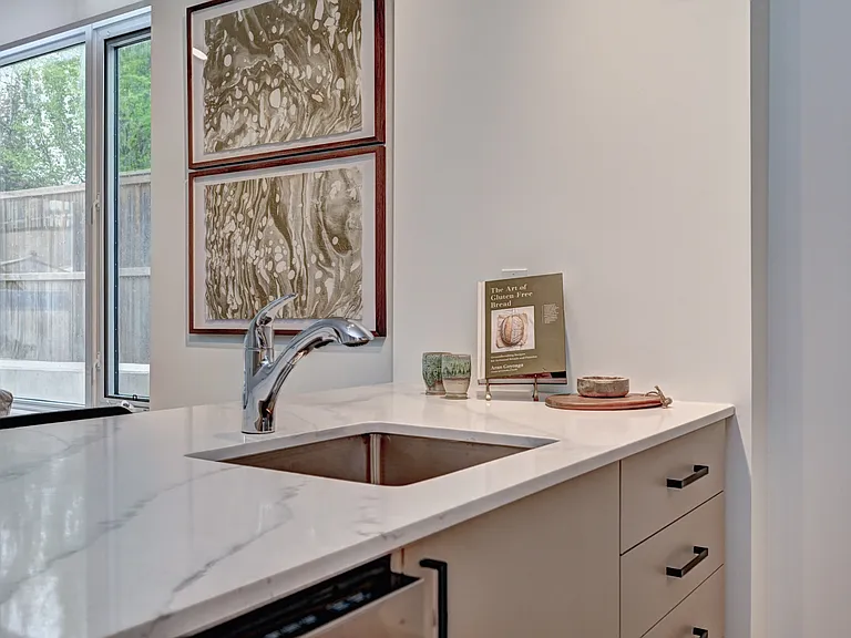 415 Duke St W — Photo 12