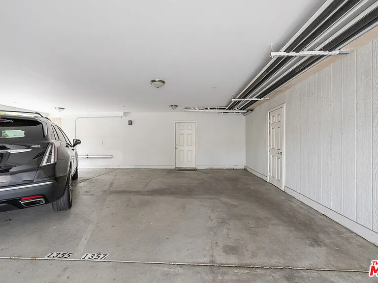 1357 Seward St — Photo 37