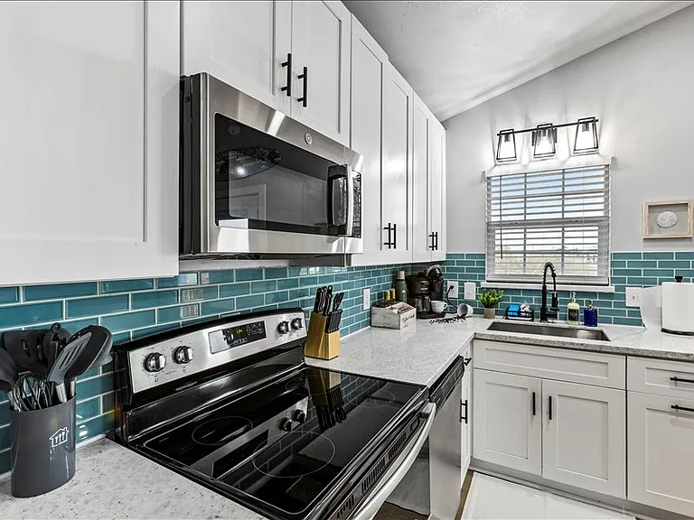 252 Flamingo St — Photo 9