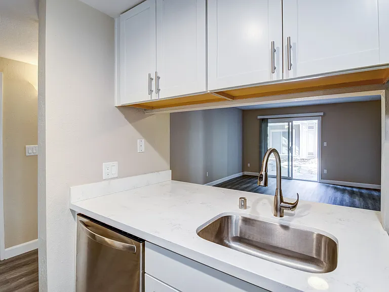 Round Hill Creek Apartments — Photo 7