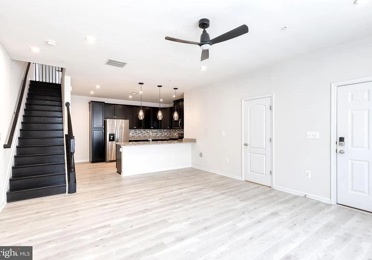 Gorgeous 2bd 2.5bth Garage Townhome in Crofton's Riverwalk — Photo 3