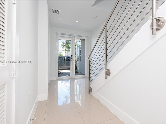 3rd image of 10471 NW 66th St