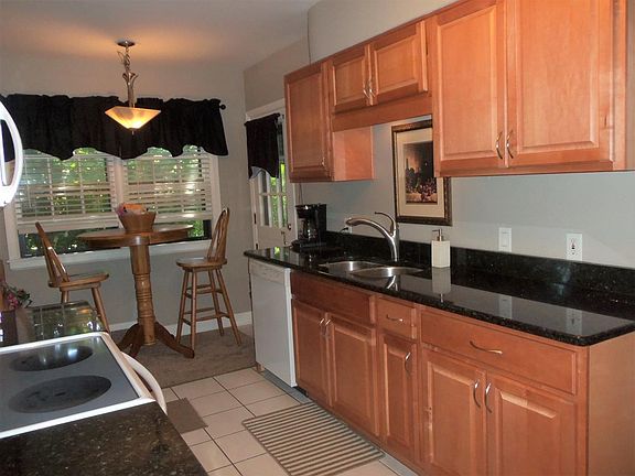 3rd image of 3415 Louise St