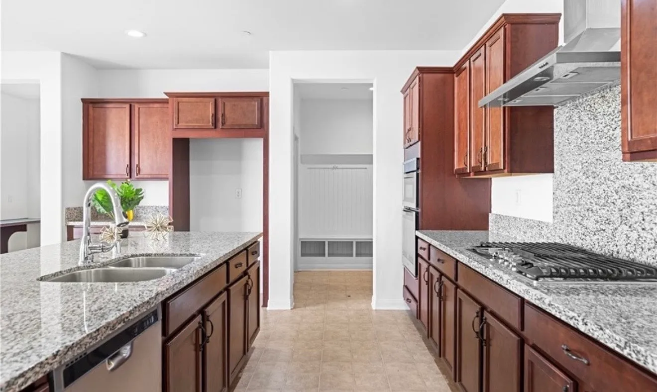 8 bed, 4860 sqft, $899 — Photo 3