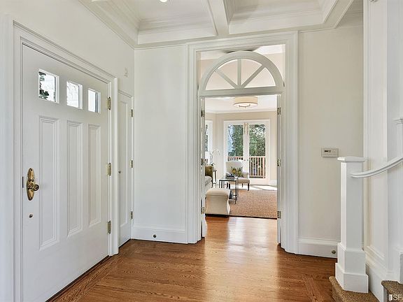 4th image of 2511 Baker St