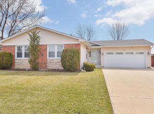 913 Wisconsin Ln, Elk Grove Village, IL 60007