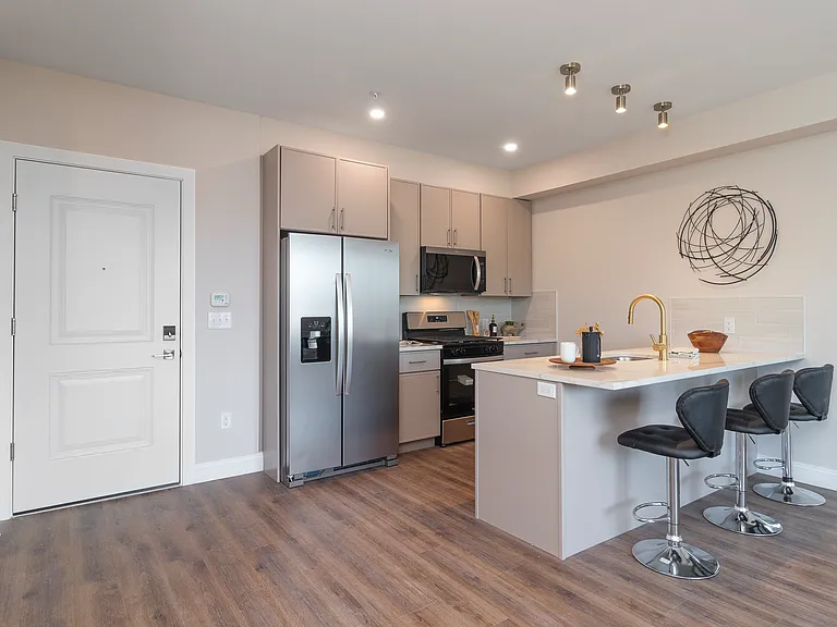 Lakeview Apartments — Photo 8