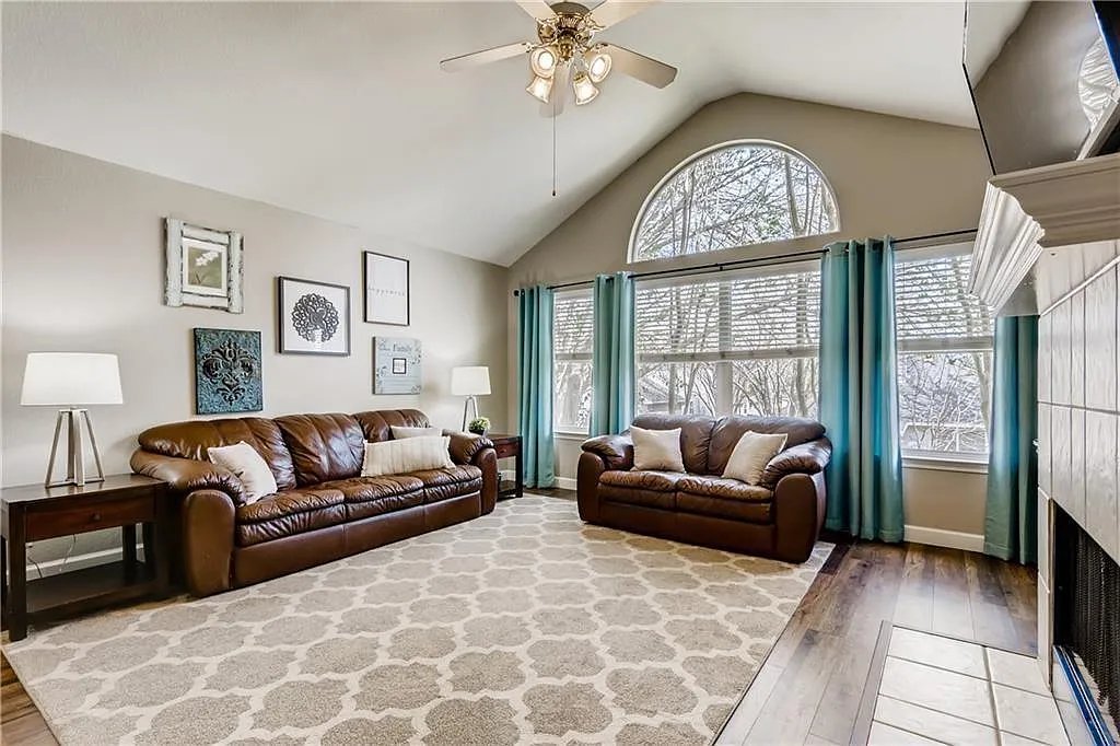 4 bed, 2.5 bath, 2420 sqft, $2,600 — Photo 4