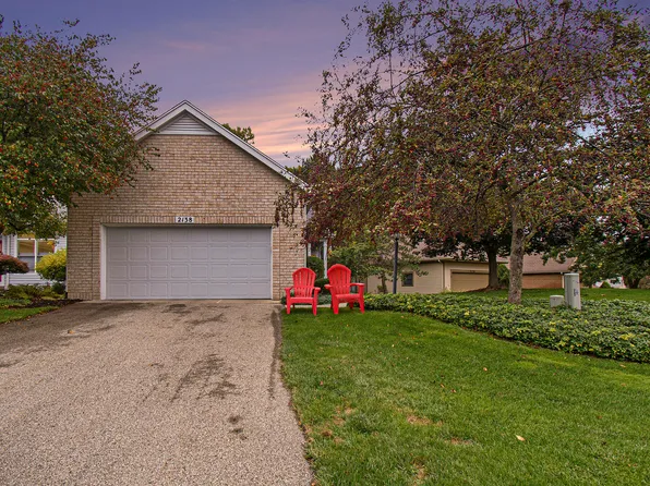 2138 S Cross Creek Dr SE, Grand Rapids, MI 49508