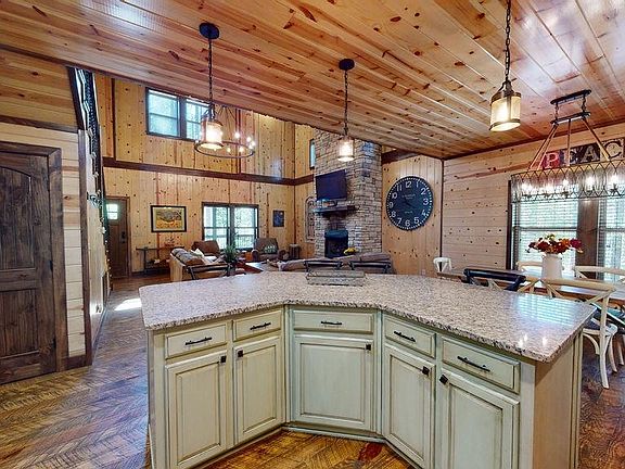 3rd image of 13 Whispering Pine Rd