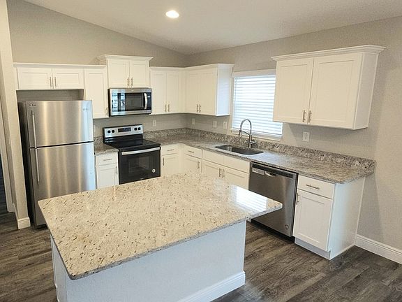 3rd image of 2 Oak Run Pl