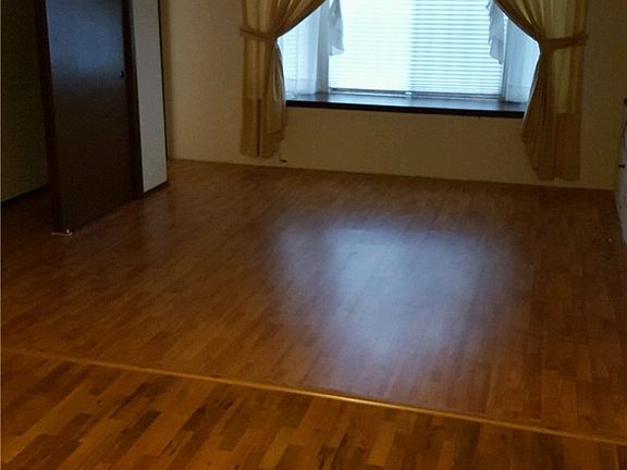 3rd image of 125 Candlewyck Dr W